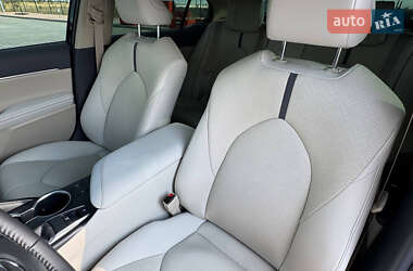 Седан Toyota Camry 2023 в 