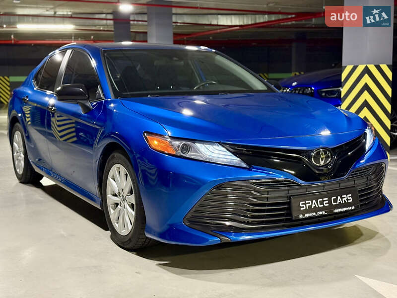 Седан Toyota Camry 2019 в Киеве