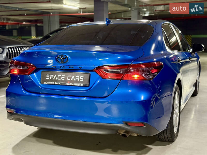 Седан Toyota Camry 2019 в Киеве