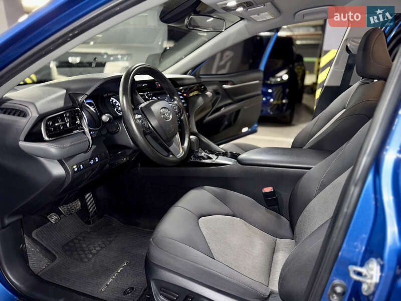 Седан Toyota Camry 2019 в Киеве