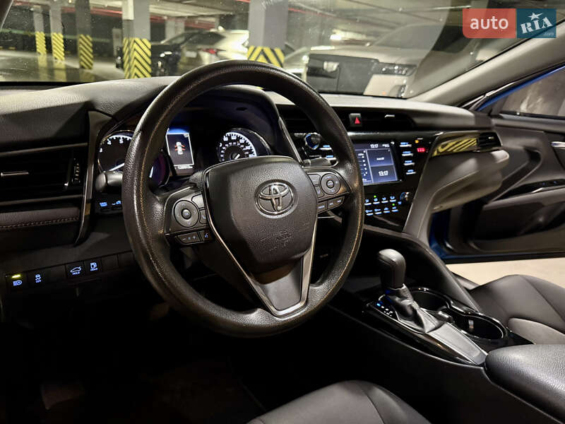 Седан Toyota Camry 2019 в Киеве