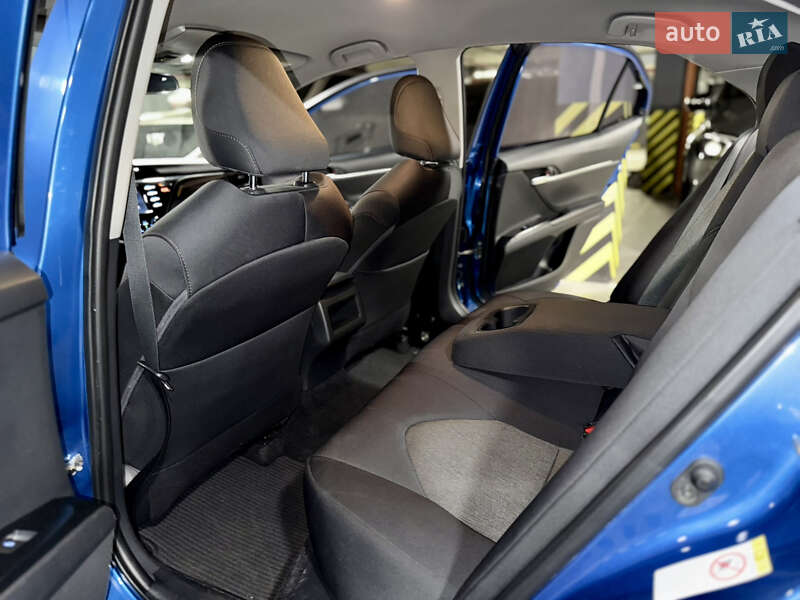 Седан Toyota Camry 2019 в Киеве