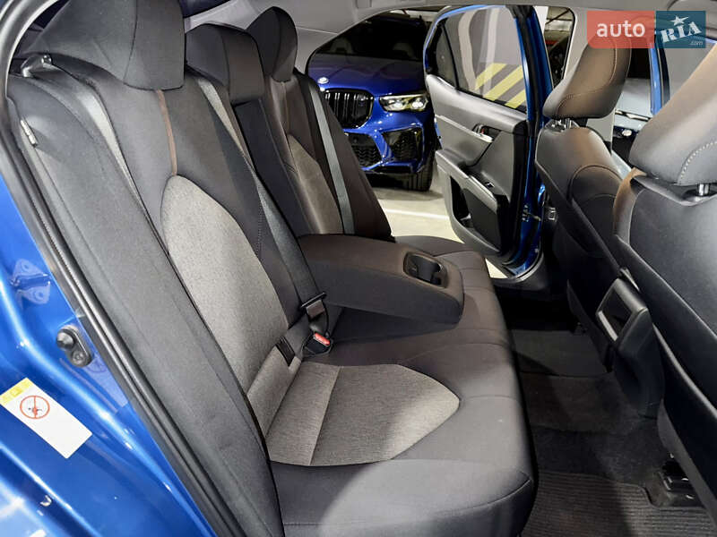 Седан Toyota Camry 2019 в Киеве