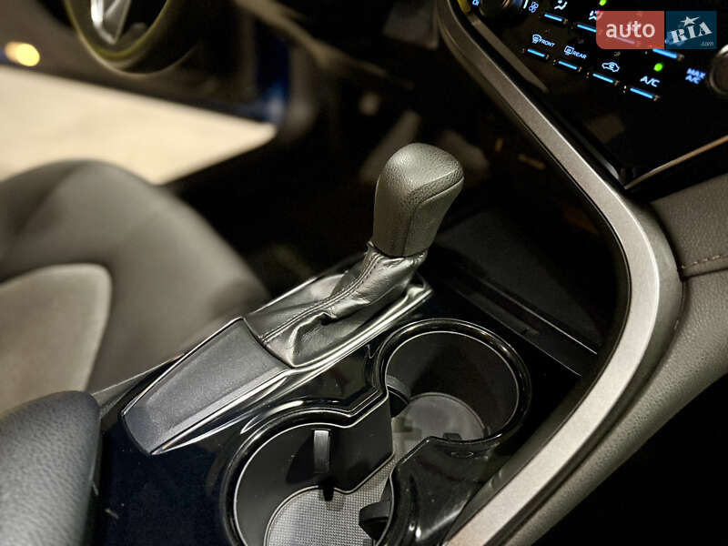 Седан Toyota Camry 2019 в Киеве