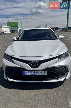 Седан Toyota Camry 2019 в Киеве