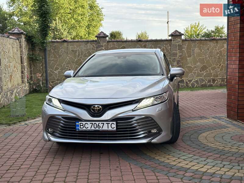 Седан Toyota Camry 2017 в Львові