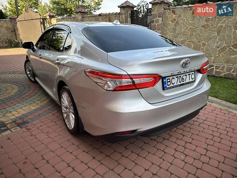 Седан Toyota Camry 2017 в Львові