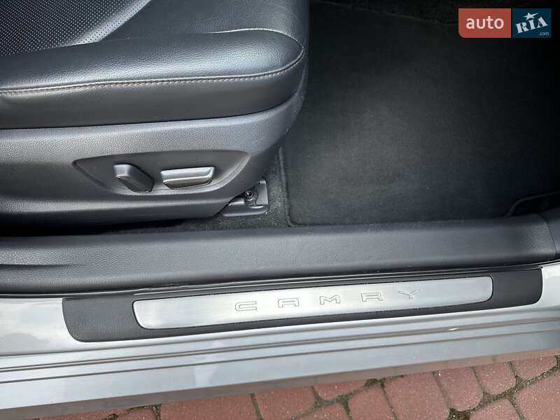 Седан Toyota Camry 2017 в Львові