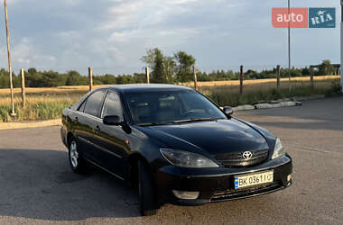 Седан Toyota Camry 2004 в Сарнах