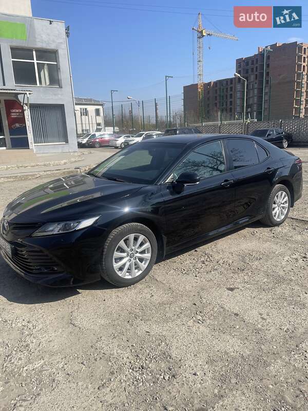 Седан Toyota Camry 2019 в Черновцах фото Седан Toyota Camry 2019 в Черновцах