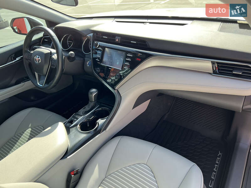 Седан Toyota Camry 2020 в Киеве