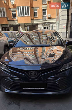 Седан Toyota Camry 2017 в Киеве