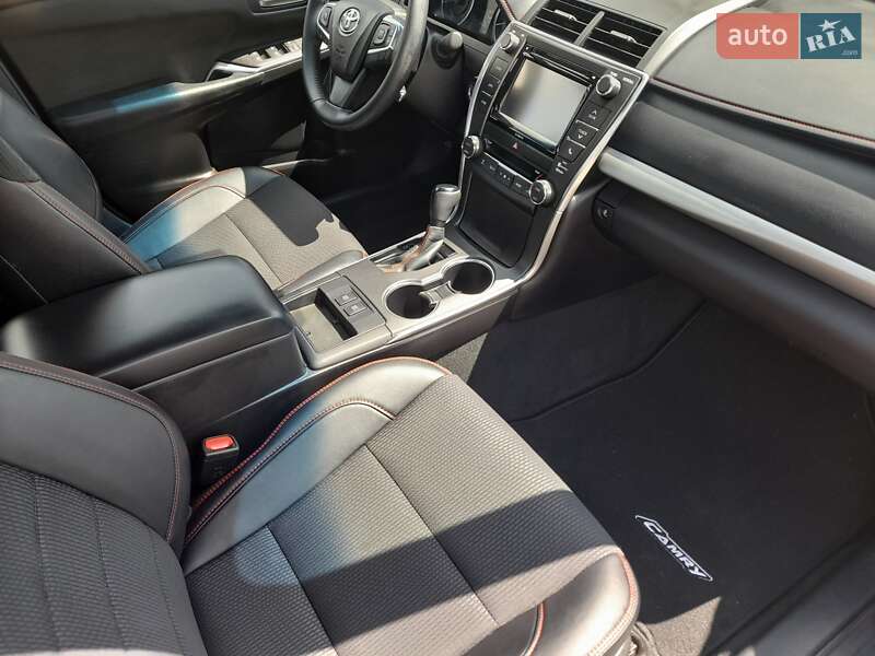 Седан Toyota Camry 2016 в Киеве