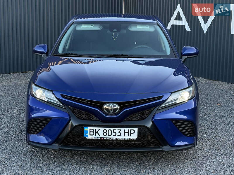 Седан Toyota Camry 2018 в Ужгороді