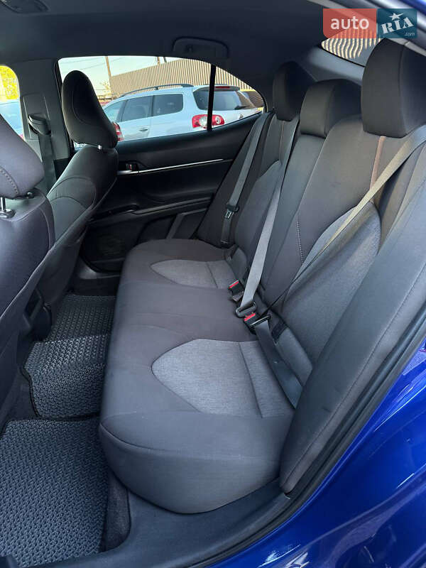 Седан Toyota Camry 2018 в Ужгороді