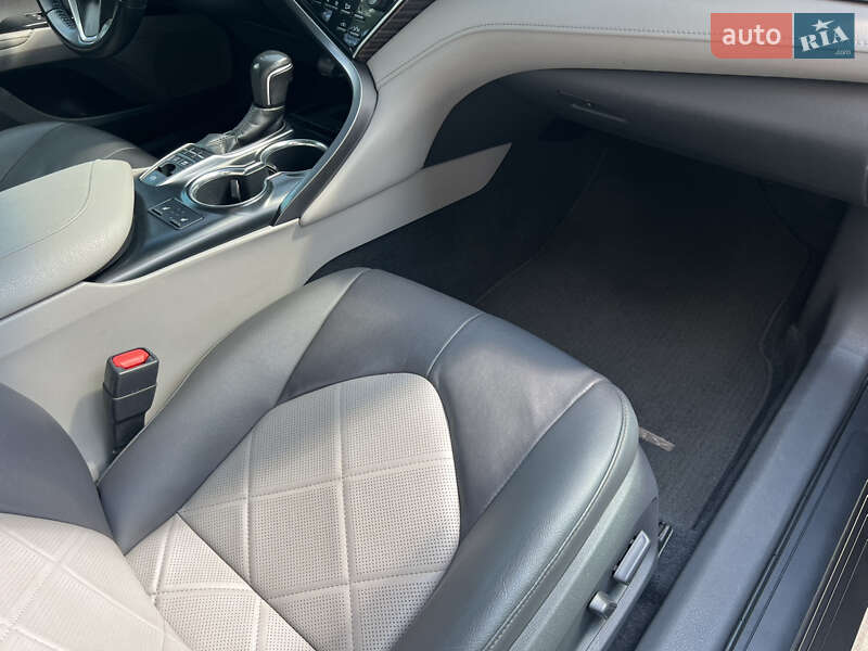 Седан Toyota Camry 2018 в Киеве