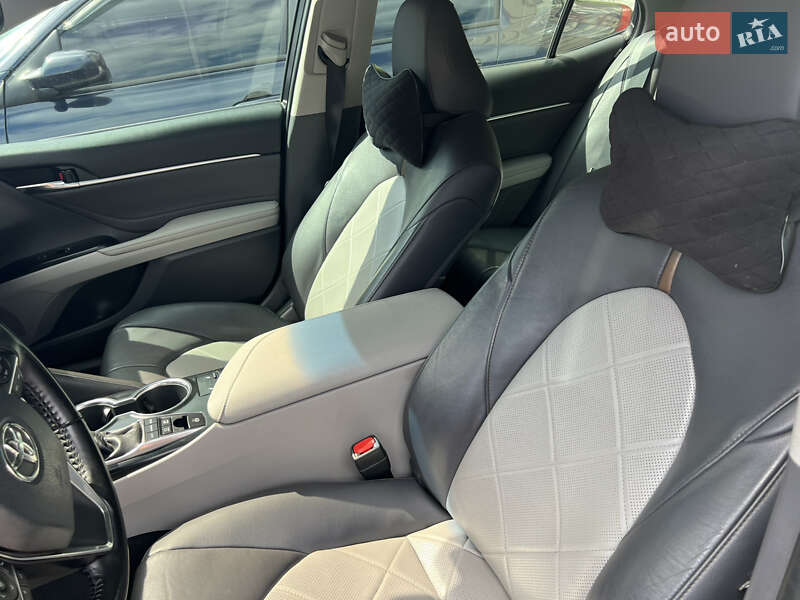 Седан Toyota Camry 2018 в Киеве