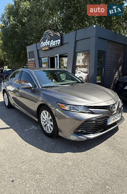 Седан Toyota Camry 2018 в Полтаве