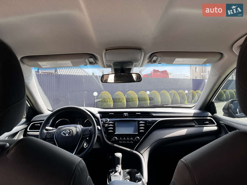 Седан Toyota Camry 2018 в Львові