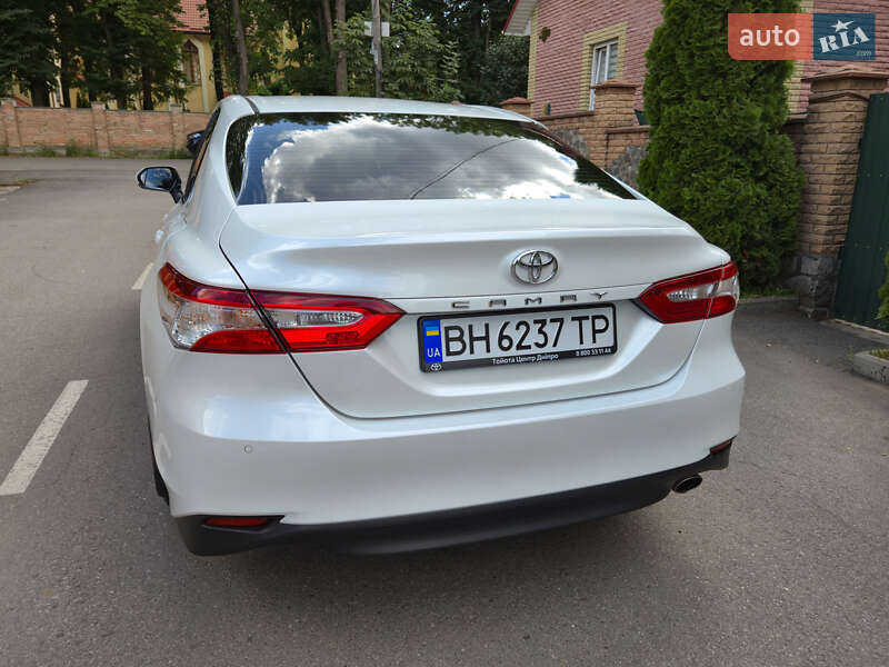 Седан Toyota Camry 2019 в Виннице