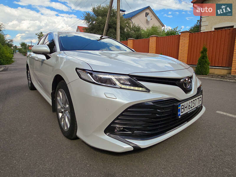 Седан Toyota Camry 2019 в Виннице