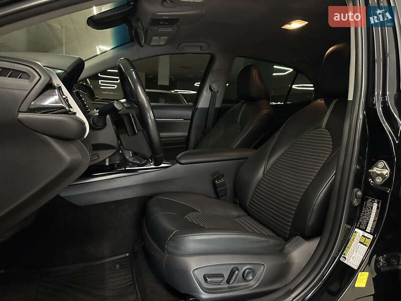 Седан Toyota Camry 2019 в Миколаєві