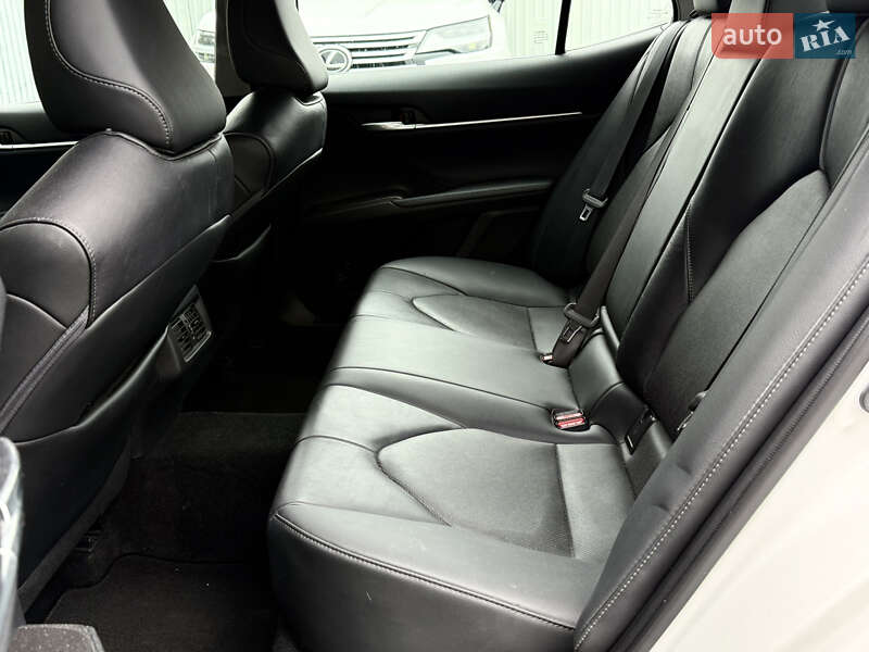 Седан Toyota Camry 2021 в Киеве