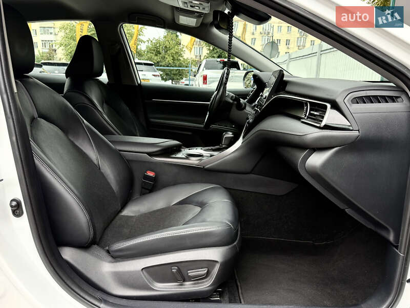 Седан Toyota Camry 2021 в Киеве