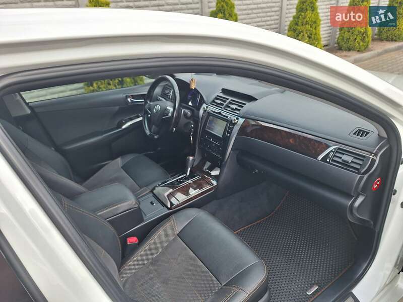 Седан Toyota Camry 2015 в Дніпрі