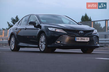 Седан Toyota Camry 2019 в Киеве