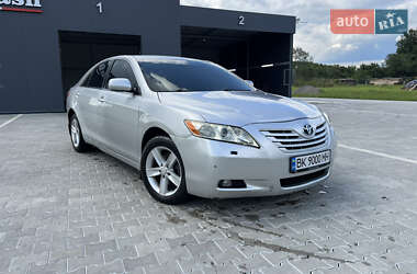 Седан Toyota Camry 2007 в Сарнах