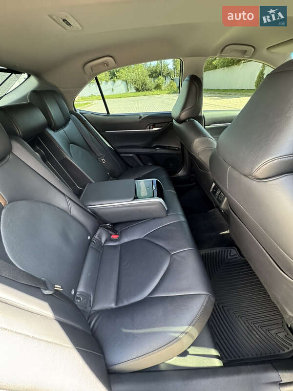 Седан Toyota Camry 2019 в Ивано-Франковске