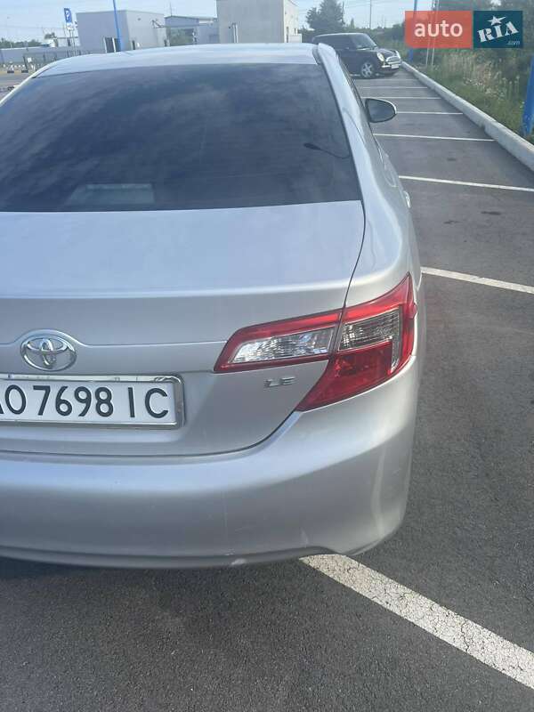 Седан Toyota Camry 2012 в Ужгороді