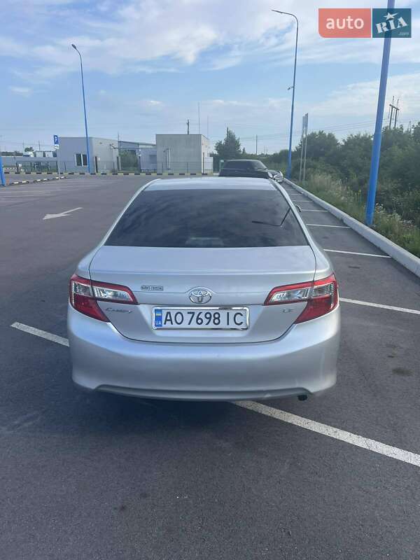 Седан Toyota Camry 2012 в Ужгороді