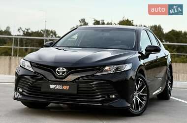 Седан Toyota Camry 2019 в Киеве