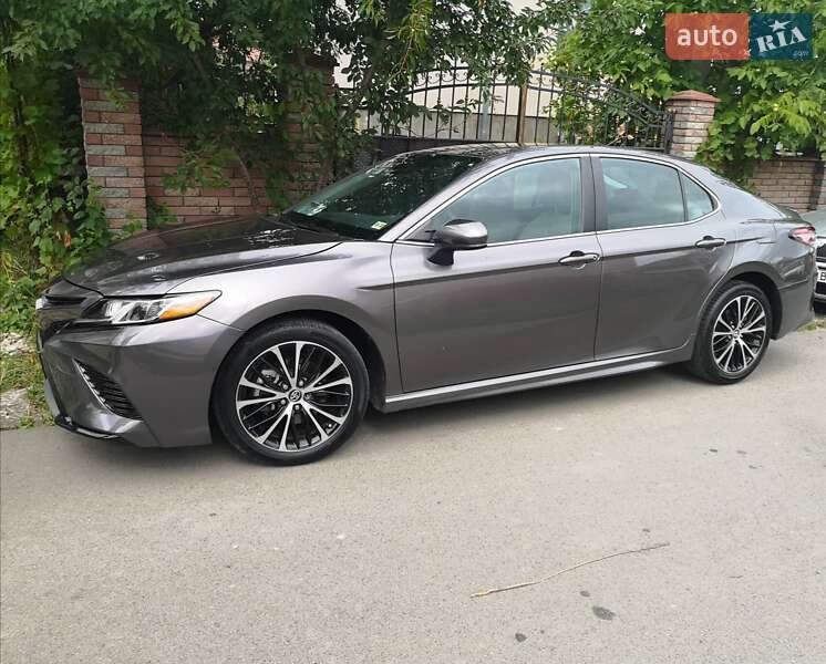 Седан Toyota Camry 2019 в Ивано-Франковске