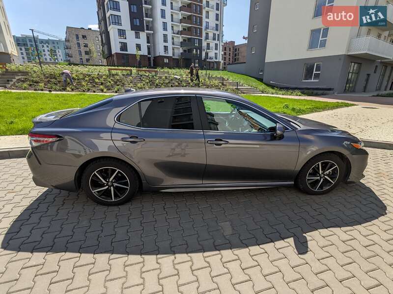 Седан Toyota Camry 2019 в Ивано-Франковске