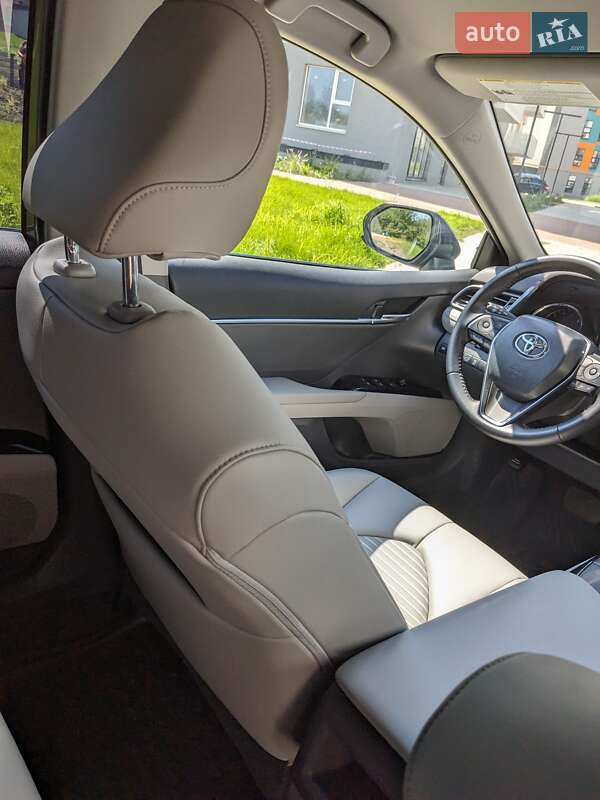 Седан Toyota Camry 2019 в Ивано-Франковске