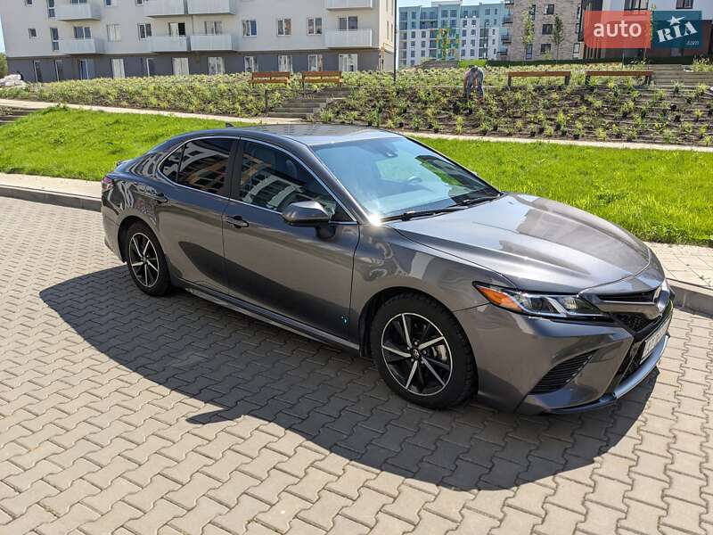 Седан Toyota Camry 2019 в Ивано-Франковске