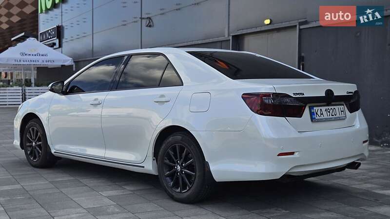 Седан Toyota Camry 2013 в Києві