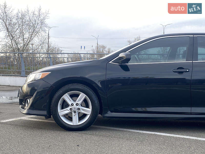 Седан Toyota Camry 2013 в Киеве