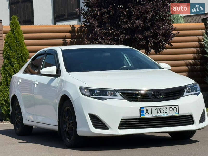 Седан Toyota Camry 2013 в Києві