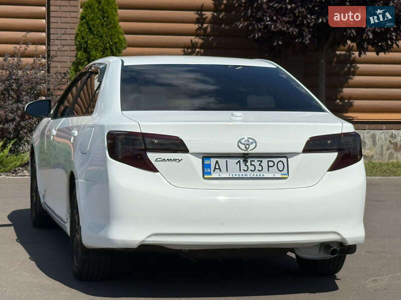 Седан Toyota Camry 2013 в Києві