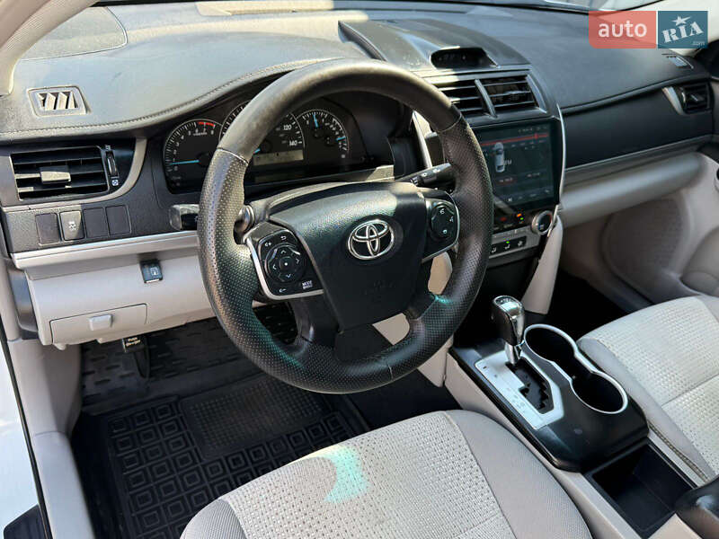 Седан Toyota Camry 2013 в Києві