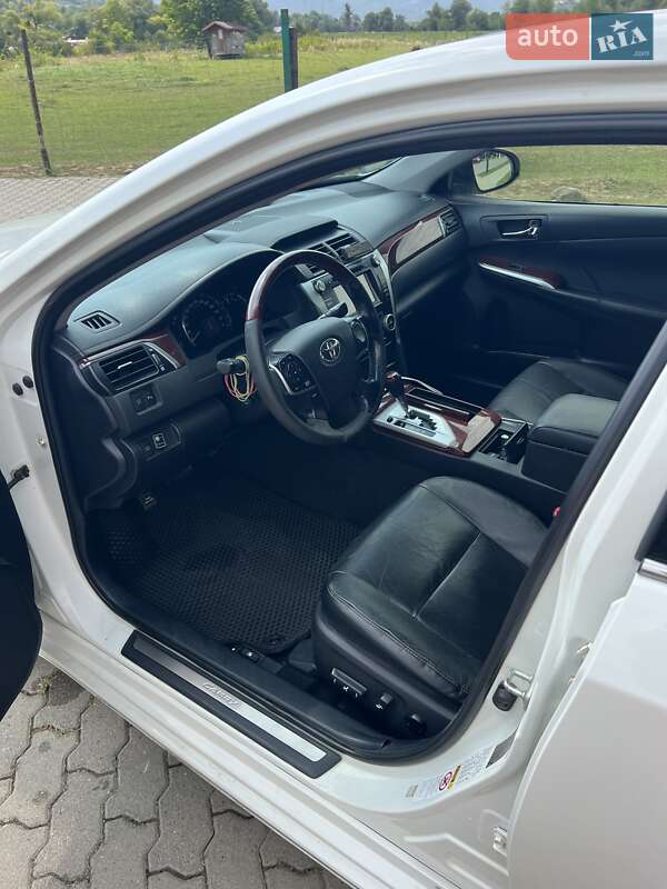 Седан Toyota Camry 2012 в Ужгороді