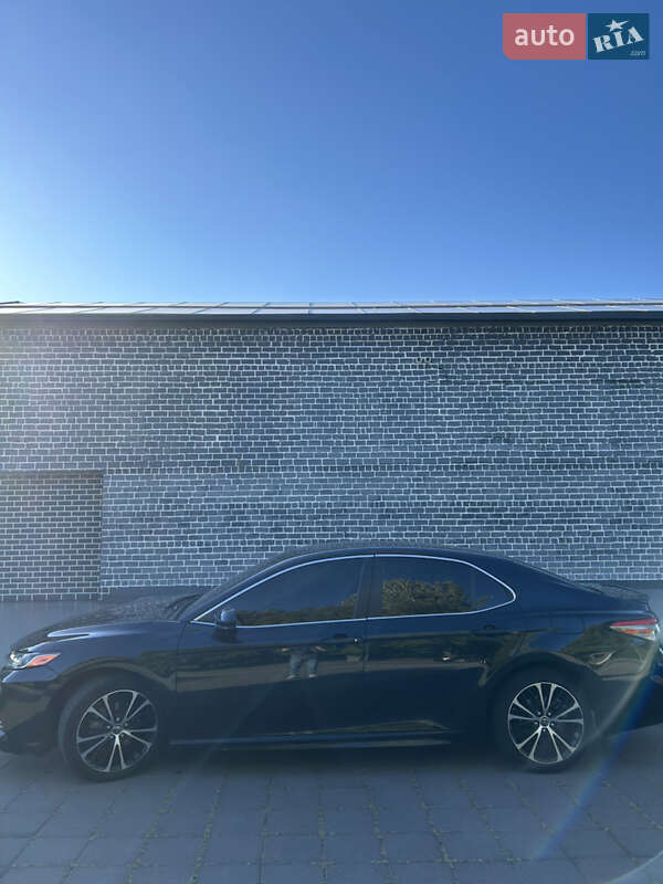 Седан Toyota Camry 2018 в Кременчуге