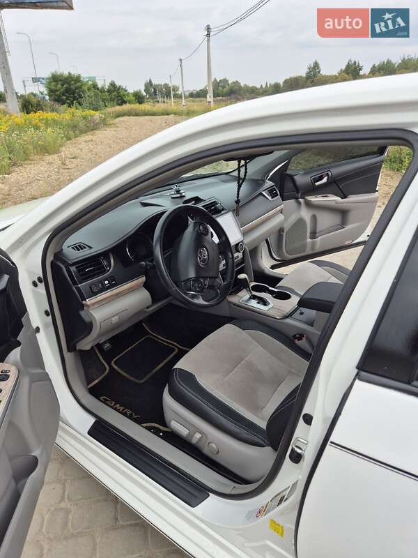 Седан Toyota Camry 2013 в Львове
