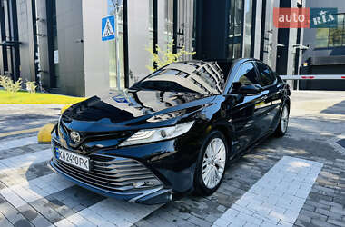 Седан Toyota Camry 2018 в Киеве