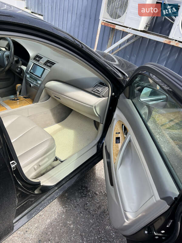 Седан Toyota Camry 2006 в Ровно