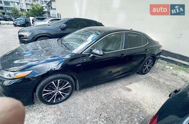 Седан Toyota Camry 2019 в Киеве